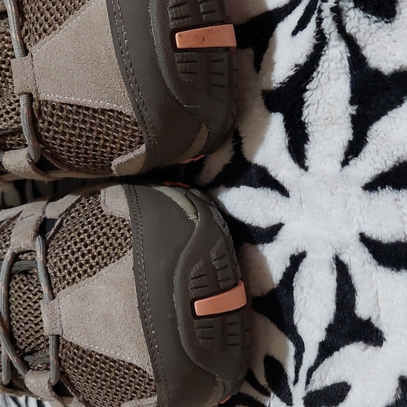 Sold out..Merrell ladies Alverstone hiking sneakers - Picture 9 of 10